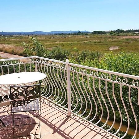 Studio 2 personnes vue marais salant parking et terrasse proche commodité Hyères Esterno foto