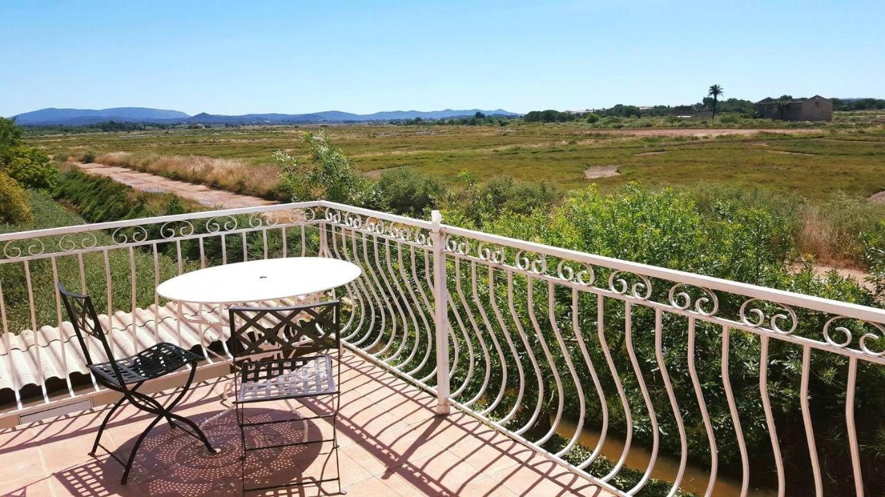 Studio 2 personnes vue marais salant parking et terrasse proche commodité Hyères Esterno foto